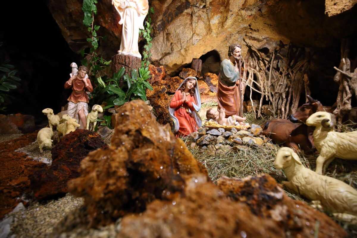 Mineral nativity scene 